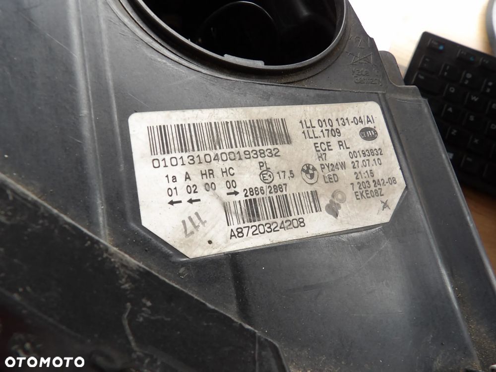 BMW - F10 - PRAWA LAMPA PRZEDNIA - WYSZCZERBIONE SZKŁO - UK - 7203242 - 8
