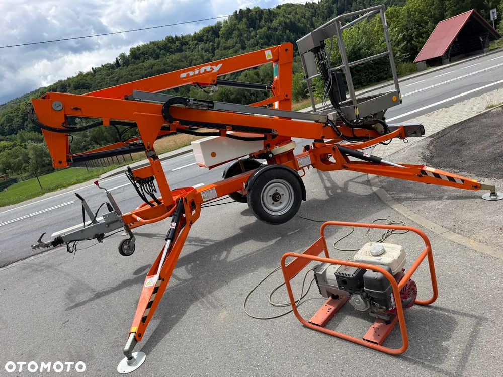 Nifty 120TAC Zwyżka koszowa 12 metrów Podnośnik HDS. jak nówka z salonu. 2016 rok. PRĄD 230v. 4 sekcje sterowania na dole. Nowy model! Z komuny Norweskiej. Używana była 1 raz do roku. Serwisowana w DEKRA do końca OKAZJA. Zwyżka Obrotowa. Poziomowanie kosza. Pełna Hydraulika. Sterowanie góra dół! Wysuwane ramie. Wieniec tryby zero zużycia! Ani deka luzów i wycieków.  Mała lekk i zwinna zwyżka o potężnym zasięgu. OKAZJA TANIO - 12
