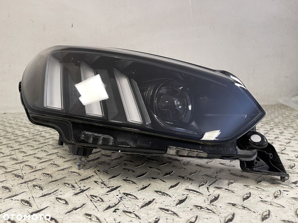 PEUGEOT 208  2 II 2008 II 19- LAMPA PRAWA PRZEDNIA PRZÓD EUROPA  9841641980 - 6