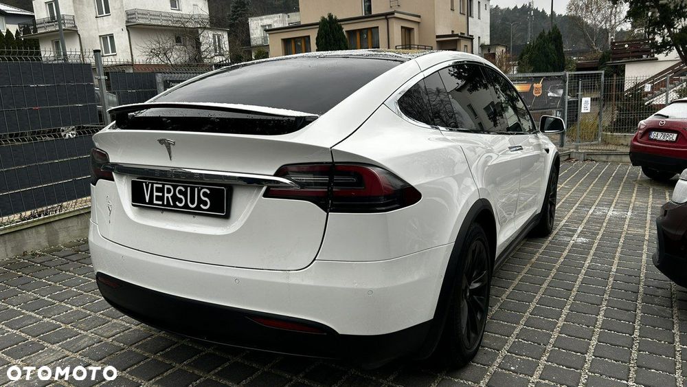 Tesla Model X - 5