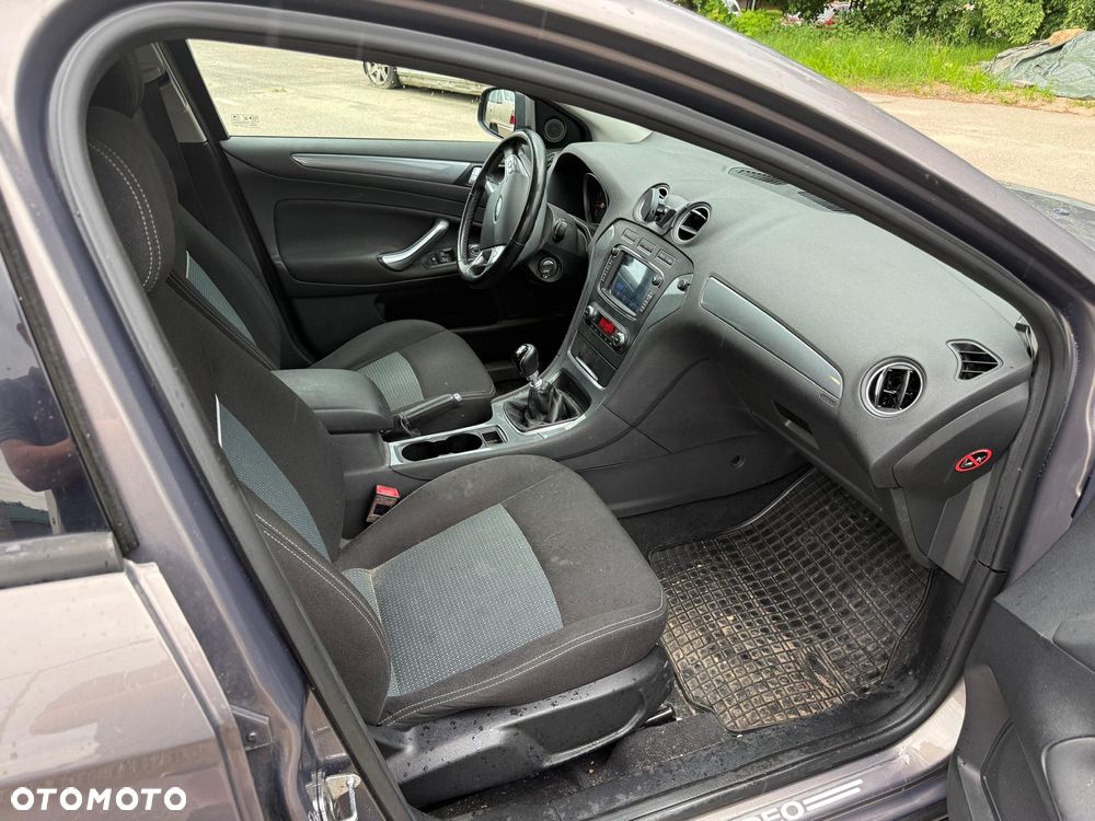 Ford Mondeo 1.6 T Ghia - 12