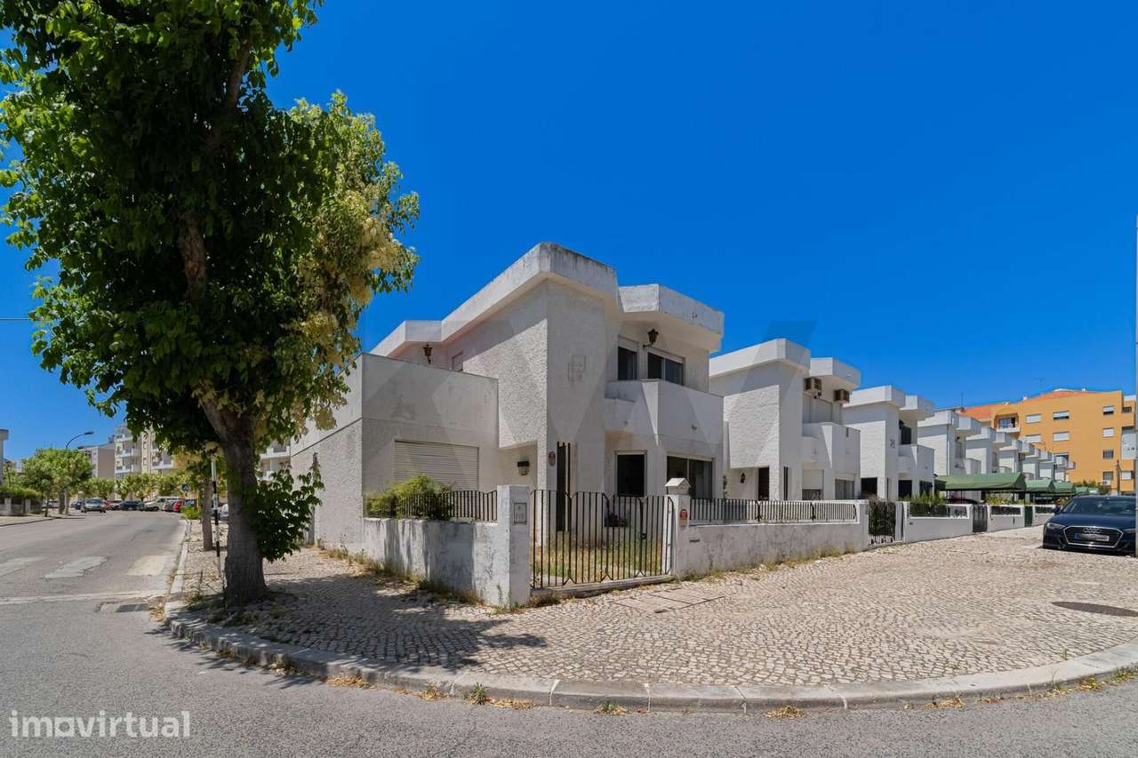 Moradia T5+1 de Gaveto | Centro do Montijo | Potencial Único - Grande imagem: 2/22