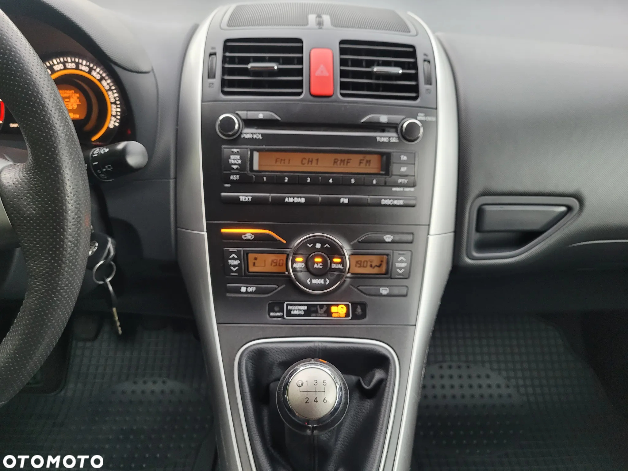 Toyota Auris 1.6 Premium + - 17