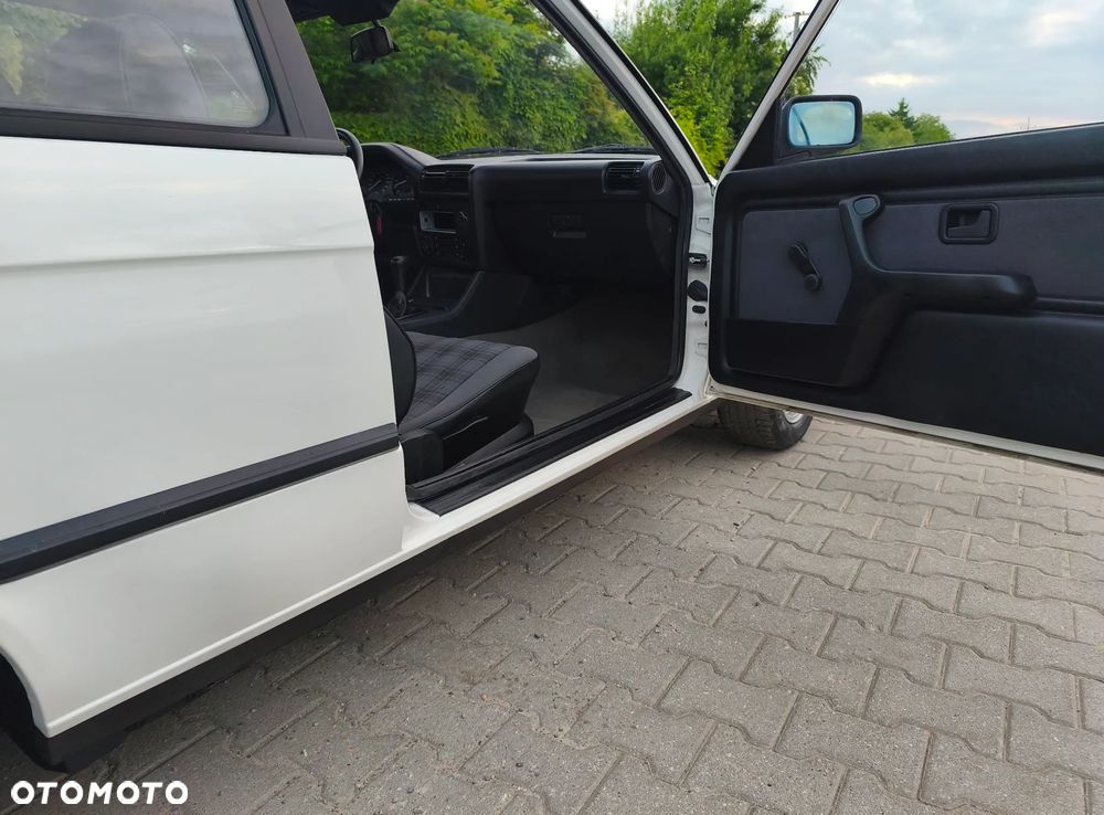 BMW Seria 3 318is - 21