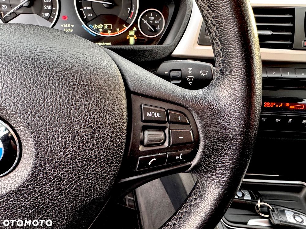 BMW Seria 3 320i Touring - 38