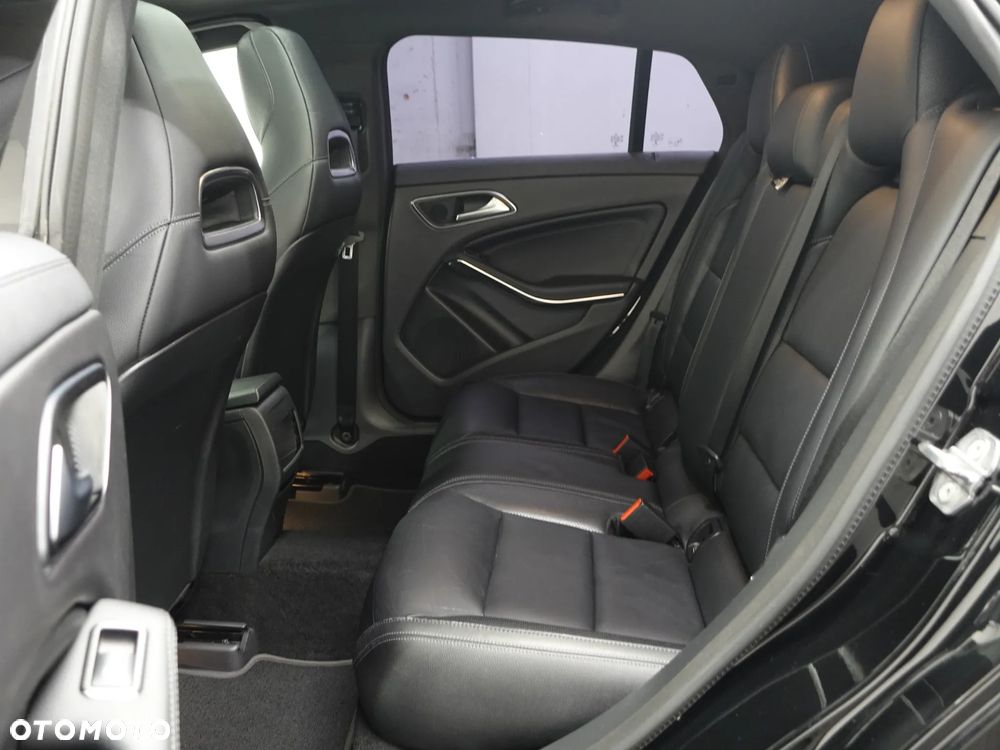 Mercedes-Benz CLA 180 7G-DCT - 23