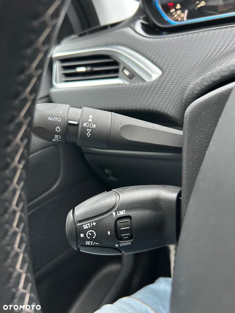 Peugeot 2008 1.2 Pure Tech Allure S&S - 32