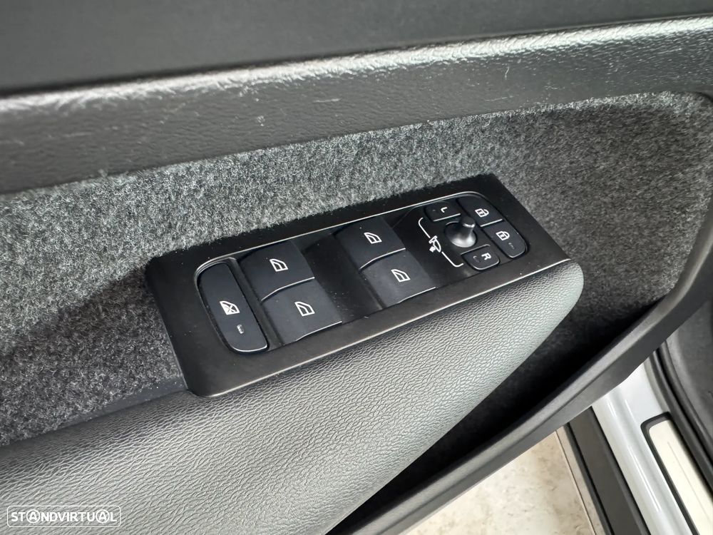 Volvo XC 40 1.5 T5 PHEV Inscription Expression — fotografia 17