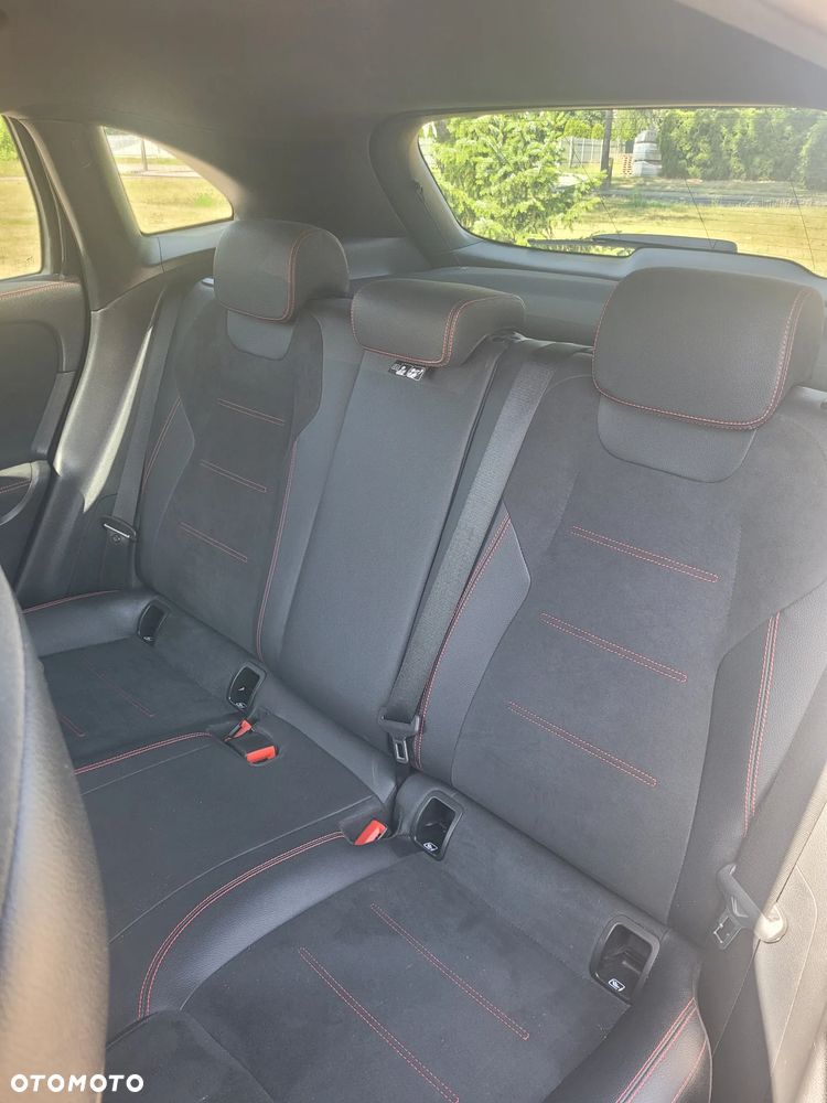 Mercedes-Benz GLA 200 d 8G-DCT AMG Line - 11