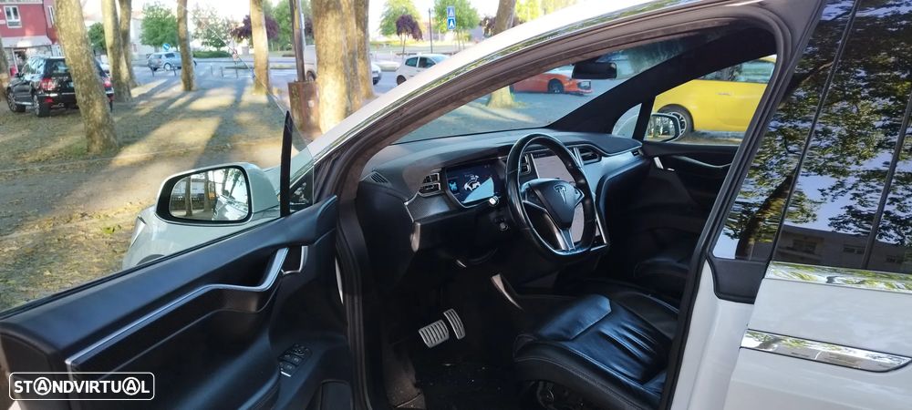 Tesla Model X - 4