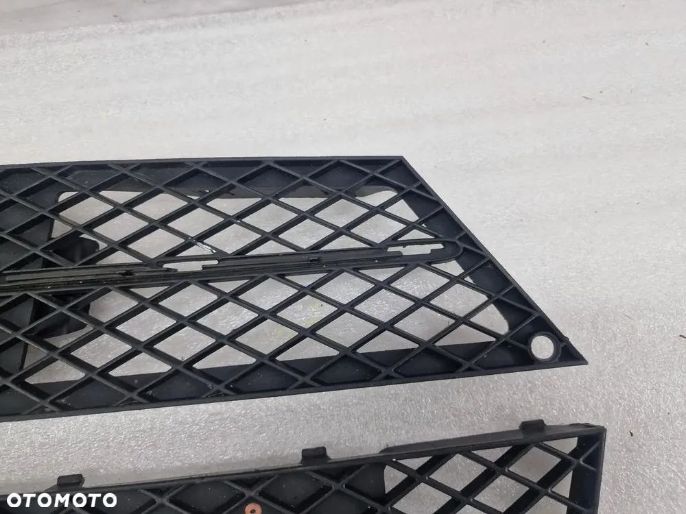 BMW E60 / E61 LIFT 07- LEWA / PRAWA KRATKA BOCZNA ZDERZAKA PRZEDNIEGO PRZÓD , NR 51117178109 / 51117178110 , NR AUKCJI C/180 - 5