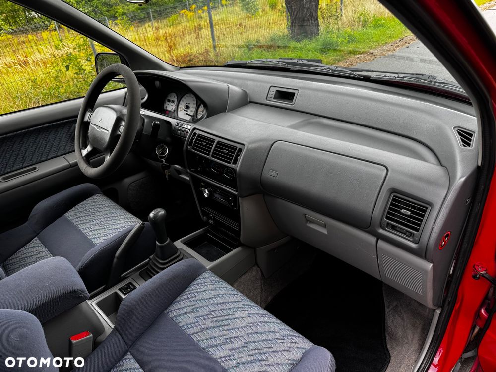 Mitsubishi Space Runner 1800 City - 10