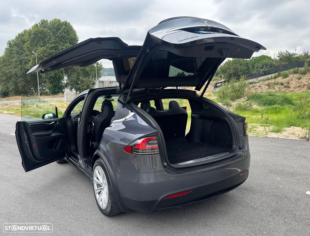 Tesla Model X - 8