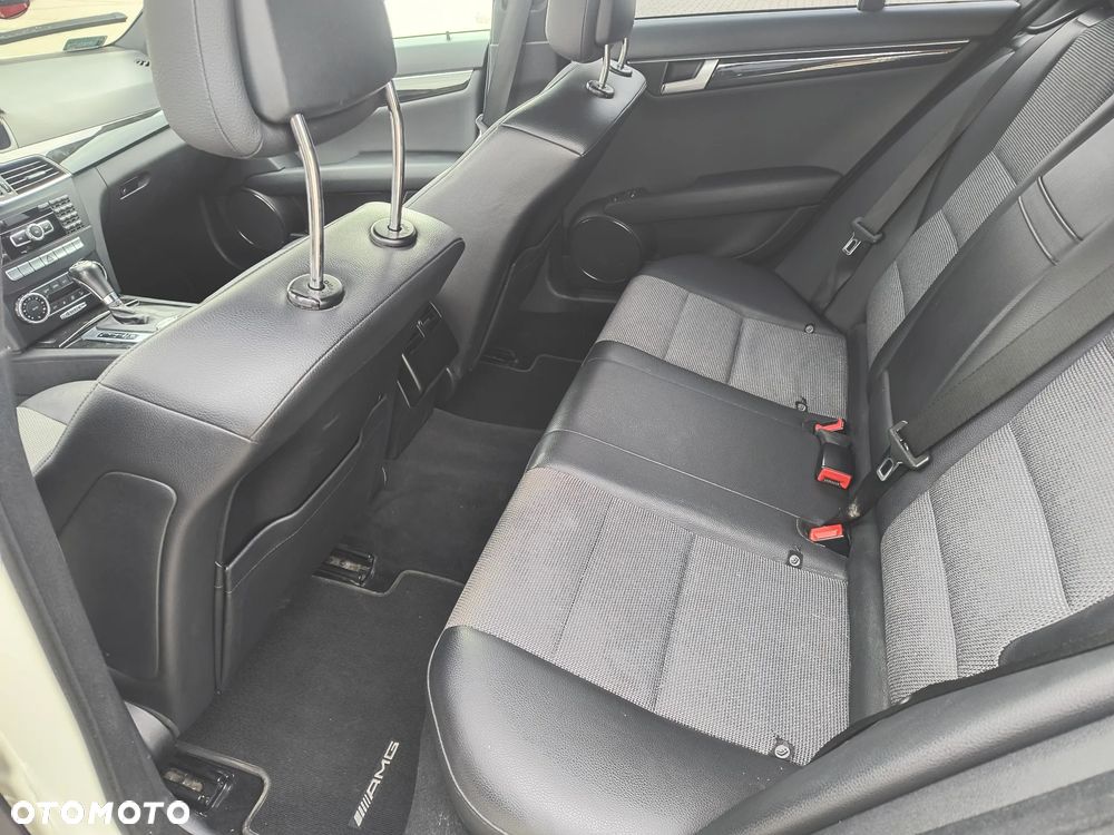 Mercedes-Benz Klasa C 250 CDI DPF 4Matic 7G-TRONIC BlueEFFICIENCY Avantgarde - 19