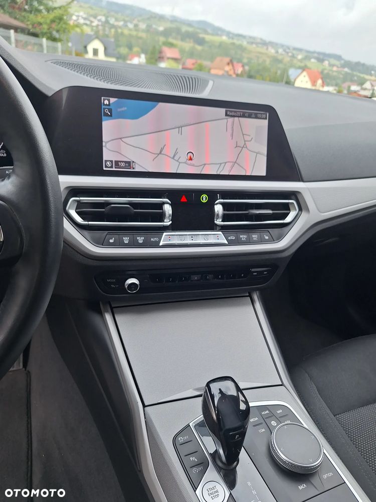 BMW Seria 3 330i xDrive Sport Line sport - 28