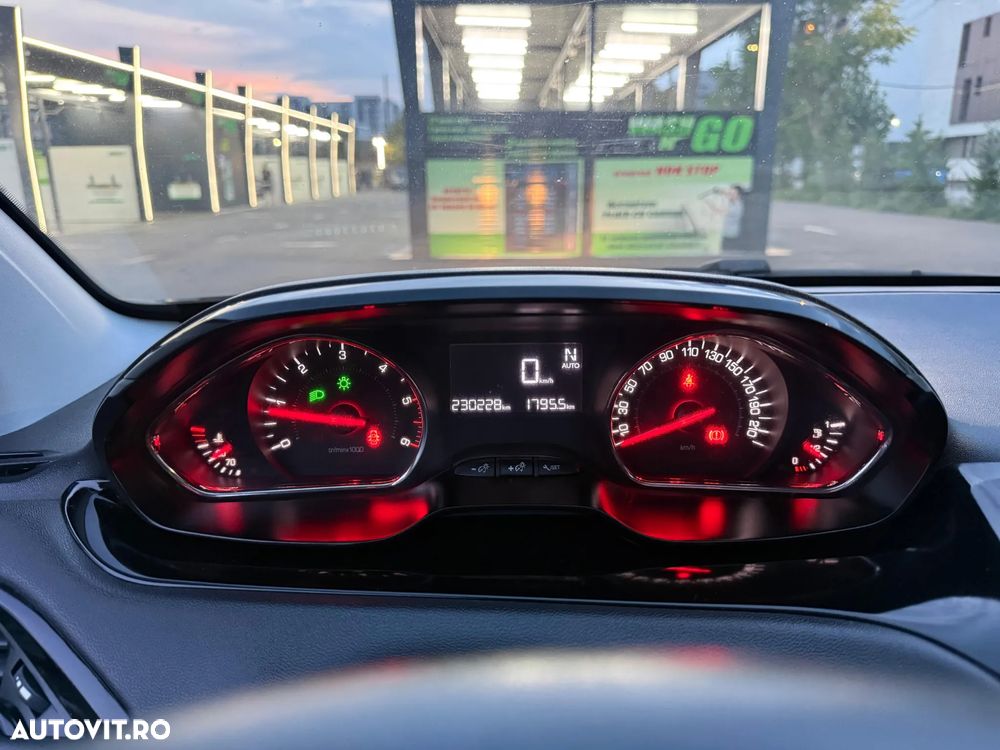 Peugeot 208 - 13