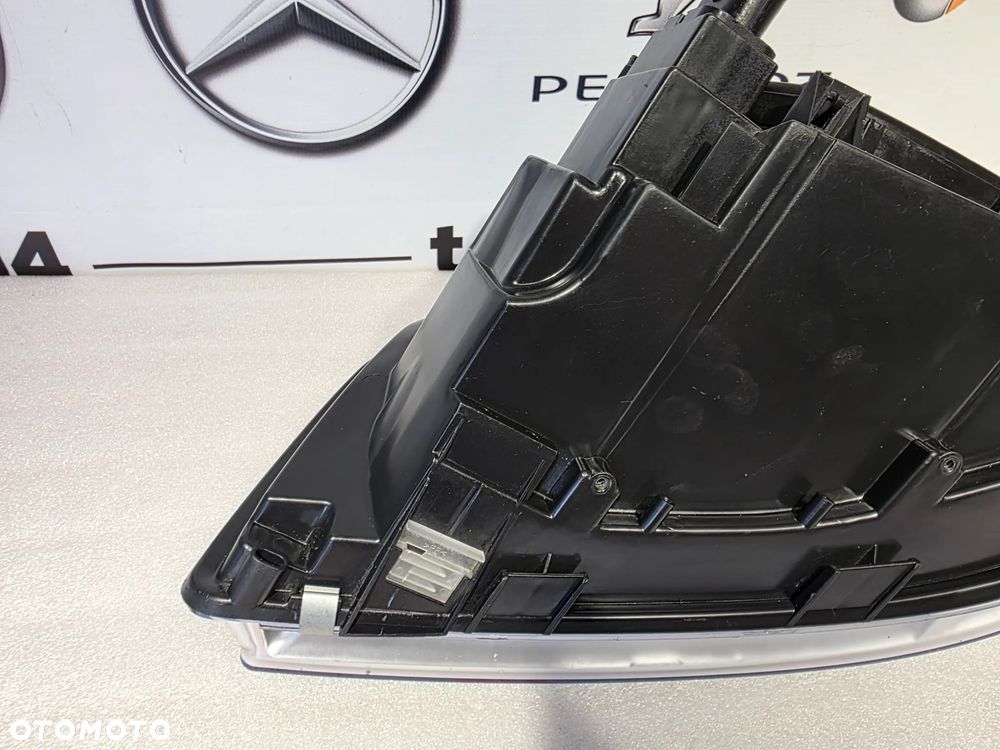 VW T5 MULTIVAN / CARAVELLE 04-09 BARDZO ŁADNA PRAWA LAMPA PRZEDNIA PRZÓD NR AUKCJI LPP350 - 9