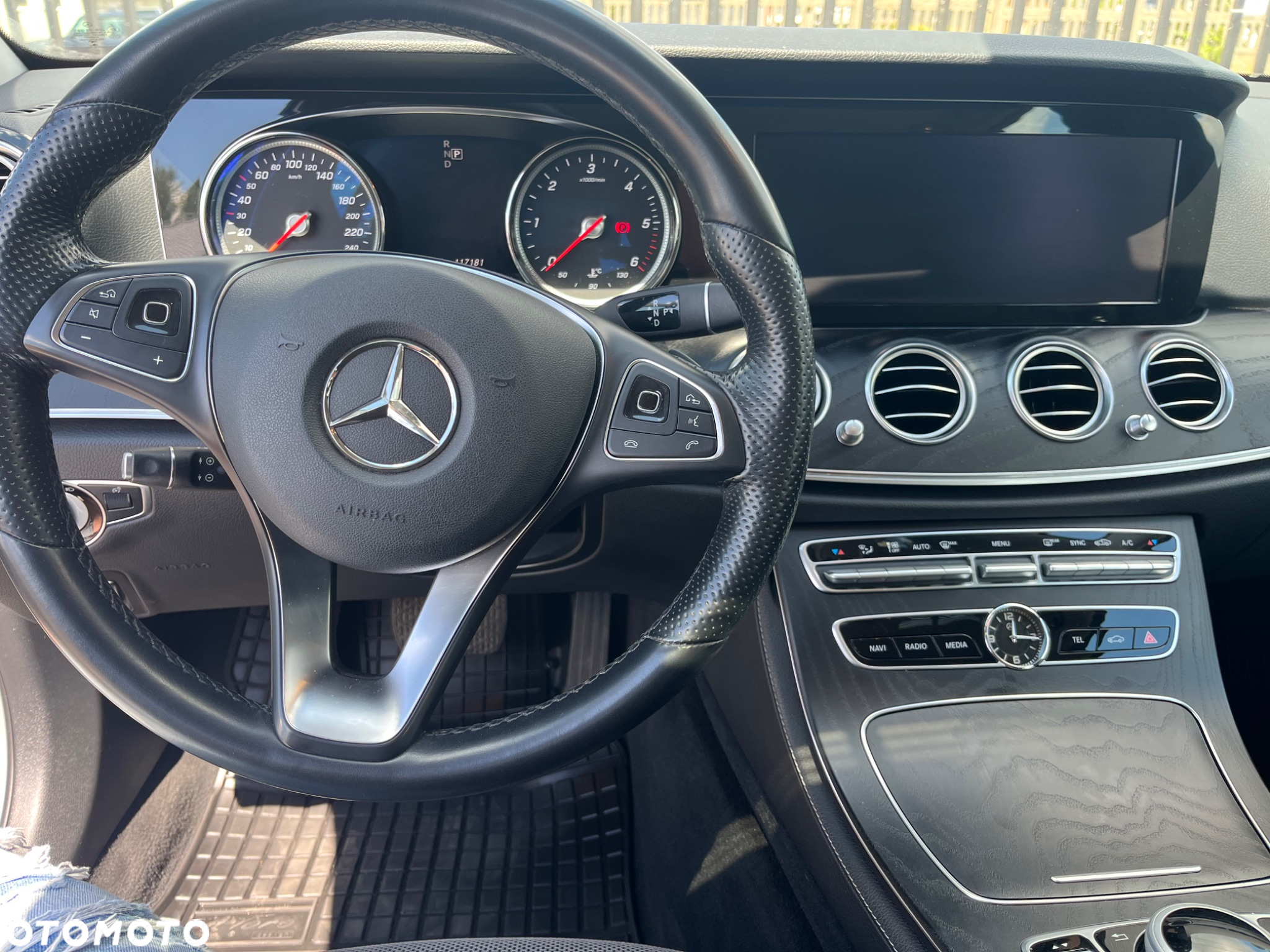 Mercedes-Benz Klasa E 220 d T 9G-TRONIC - 16