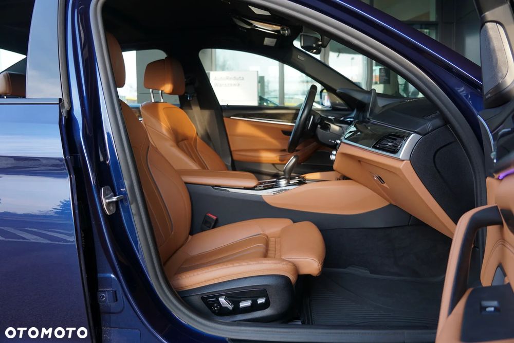 BMW Seria 5 M550i xDrive sport - 33