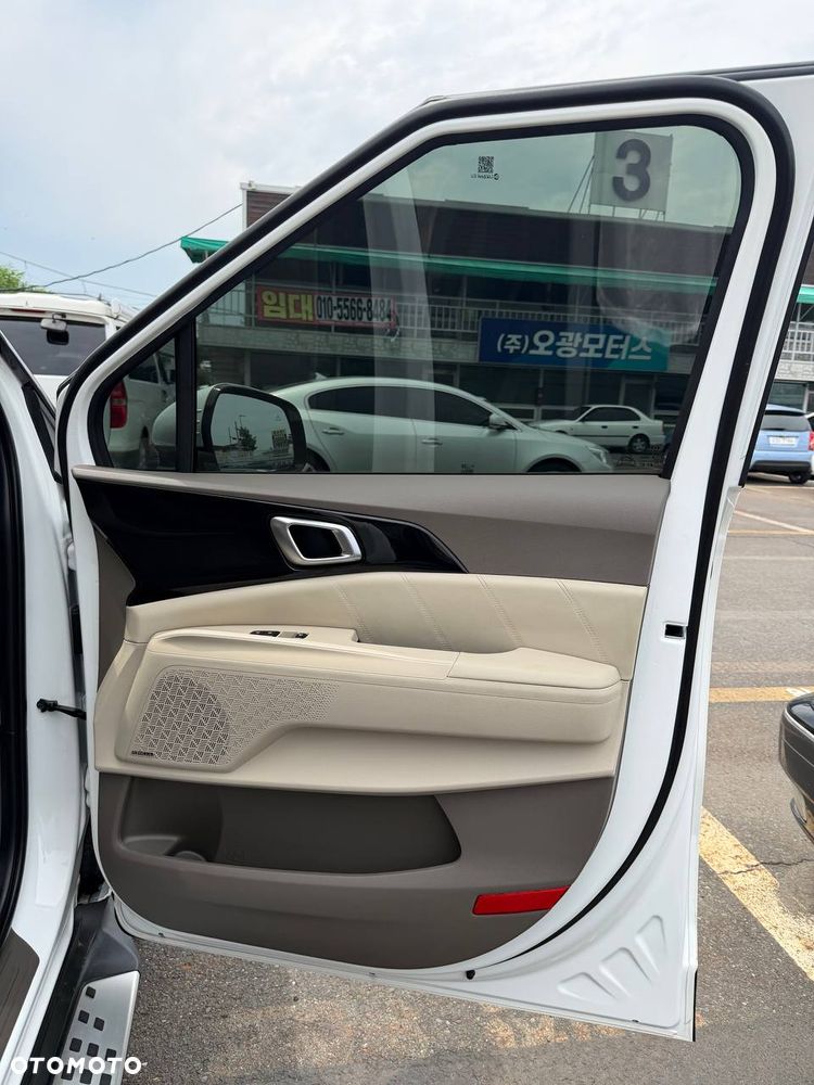 Kia Carnival - 33