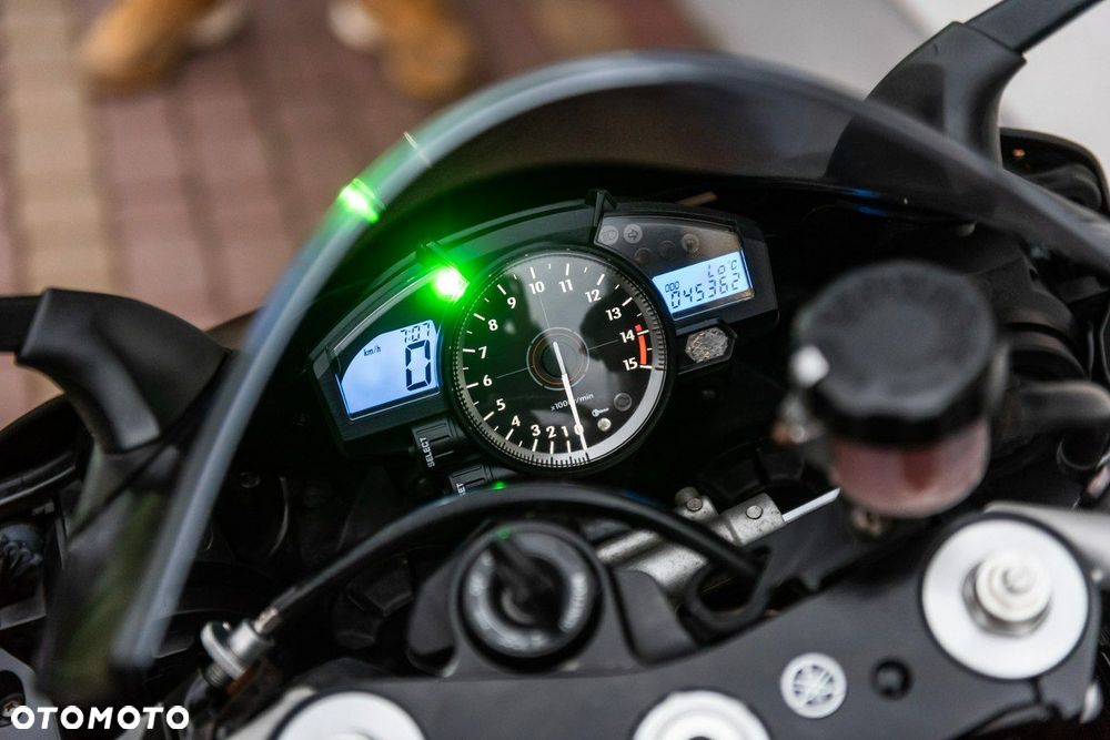 Yamaha R1 - 10