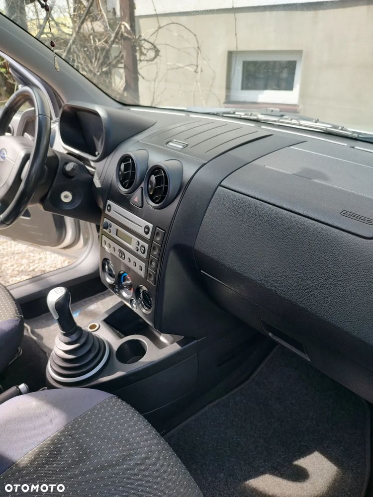 Ford Fusion 1.6 + - 9