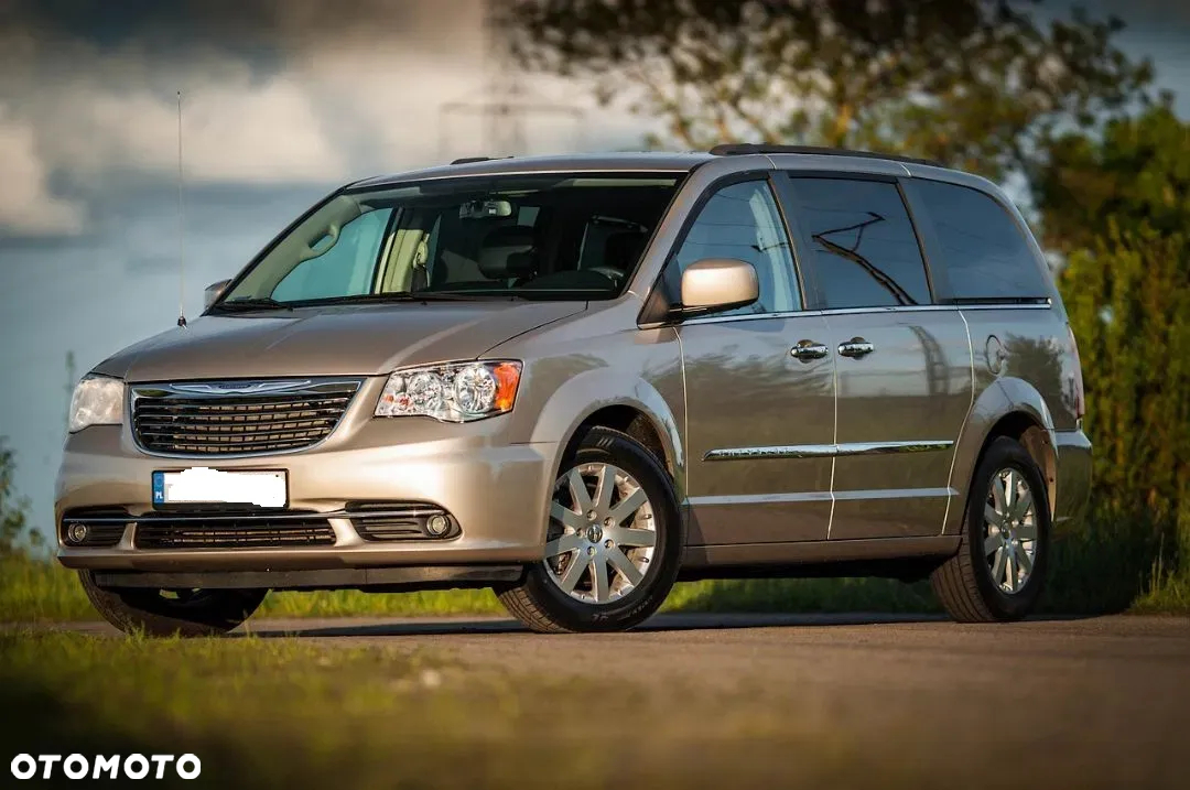 Chrysler Town & Country - 2