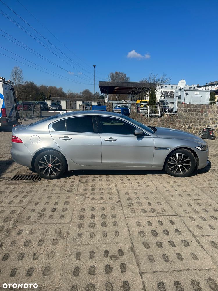 Jaguar XE 2.0 D R-Sport - 7