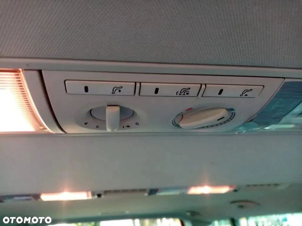 Volkswagen Caravelle - 16