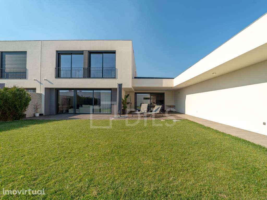 Moradia T4+1 com Piscina e Jardim, em Valadares - Grande imagem: 3/15