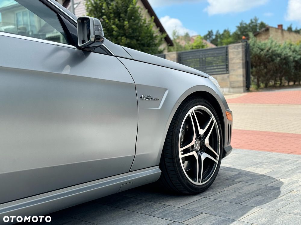 Mercedes-Benz Klasa E 63 AMG - 28
