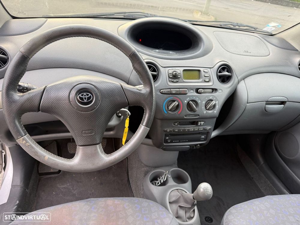Toyota Yaris 1.0 Base C/Radio - 9
