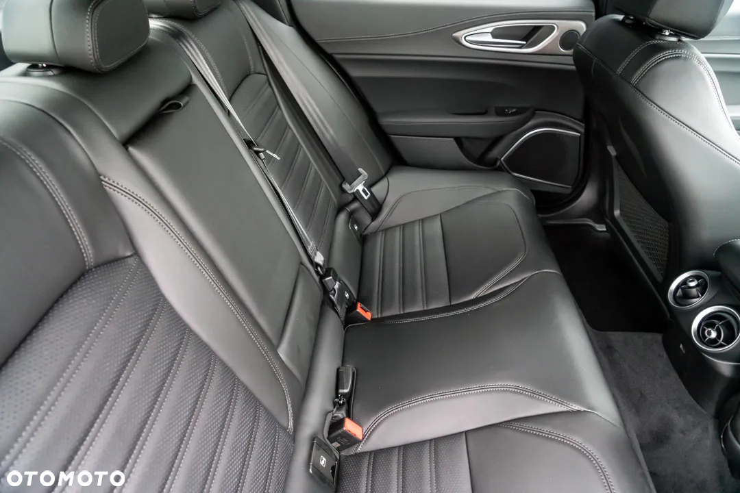 Alfa Romeo Giulia 2.0 Turbo Veloce Q4 - 13