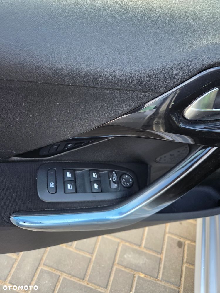Peugeot 208 - 13