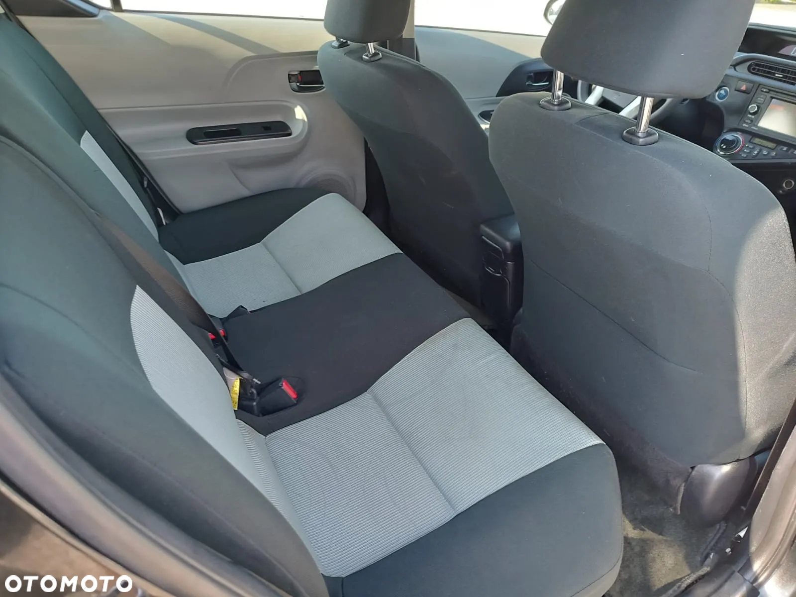 Toyota Prius (Hybrid) - 12