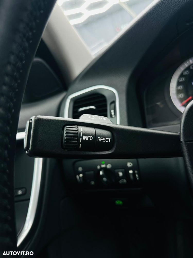 Volvo V60 D4 Geartronic Momentum - 27