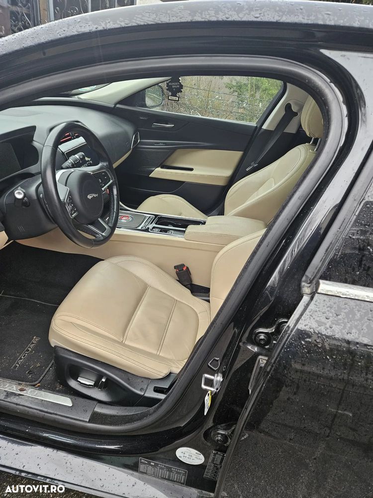 Jaguar XE - 19