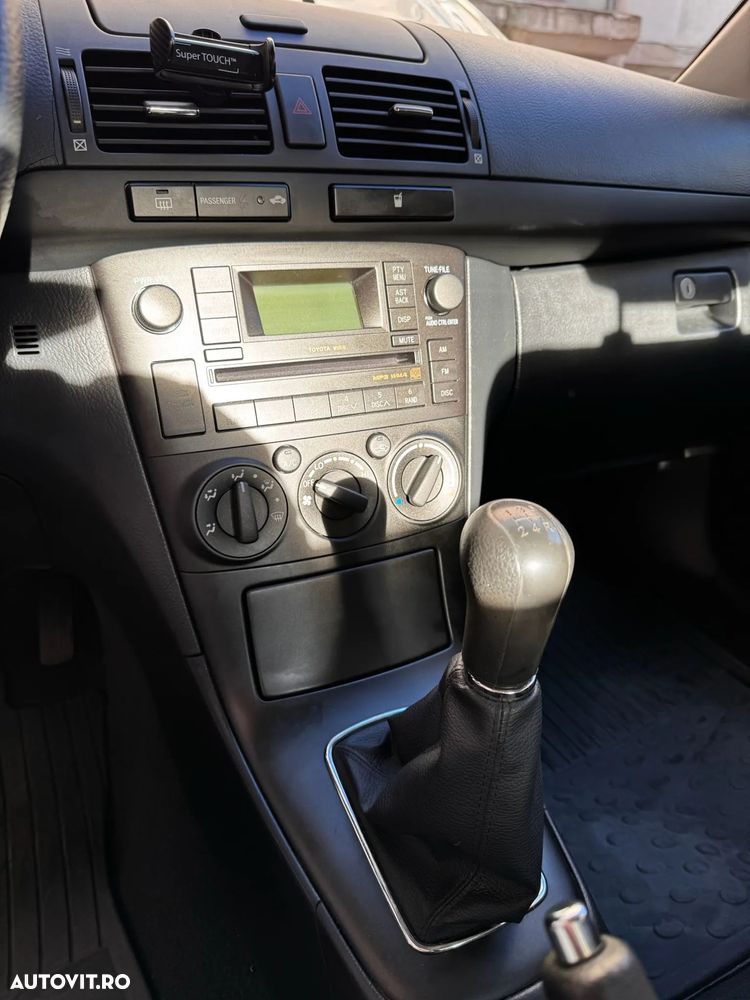 Toyota Avensis 1.6 Comfort - 27