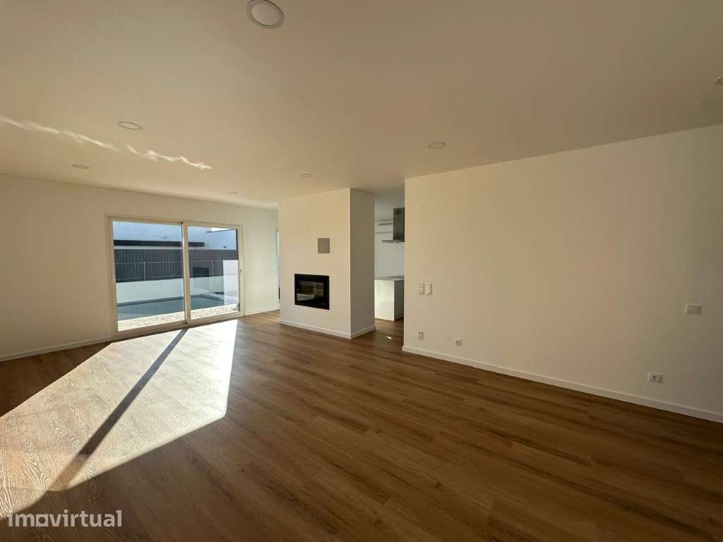 Moradia T3 com piscina disponível para arrendar em Vila Nogueira de... - Grande imagem: 2/18