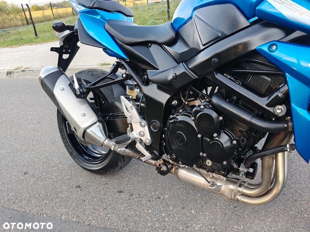 Suzuki GSR - 4