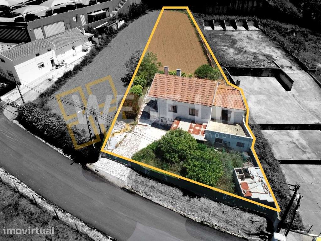 Moradia T2+2 com potencial de remodelação inserida num lote de 940m... - Grande imagem: 3/20