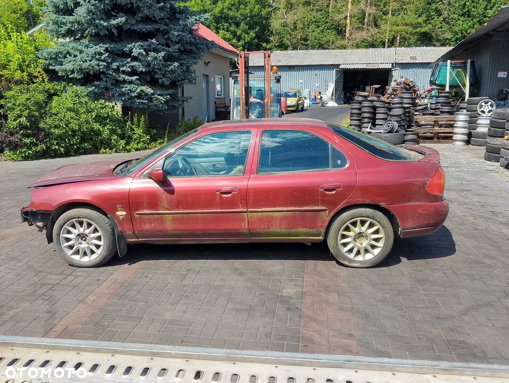 Ford Mondeo Mk2 ST24 Ghia (97-00r.) 2.5 B 170KM. Silnik SEA  (lub: 4077179) Skrzynia RMXS7R-7002-EA (RMXS7R 7002 EA) (RMXS7R7002EA), MTX75 lakier Pepper Red (Metallic).Cały na części. GWARANCJA !!!  Przód Tył Zestaw Komplet Drzwi Klapa Zderzak Błotnik Maska Grill Atrapa Szyba Pas Lampa Lusterko Boczki Fotel Kanapa Kokpit Deska Rozdzielcza Przełącznik Włącznik Sterownik Przewody Wiązka Instalacja Moduł Komputer Czujnik Listwa Pompa Alternator Wtryski Głowica Rozrusznik Kompresor Sprzęgło Dwumas Silnik Skrzynia ABS Klimatyzacji Paliwa Wspomagania Kolektor Turbina Przepustnica Zawór Chłodnica Koło Hak Belka Sanki Zawieszenie Mcpherson Półoś Amortyzator Wydech Tłumik Zacisk Most - 3