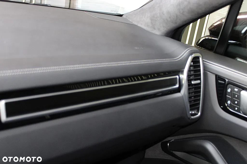 Porsche Cayenne Coupe GTS - 30