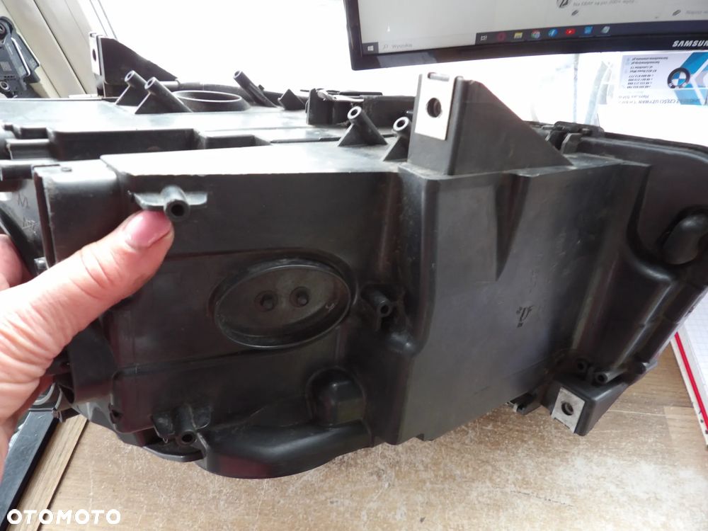 BMW - F10 - PRAWA LAMPA PRZEDNIA - WYSZCZERBIONE SZKŁO - UK - 7203242 - 6