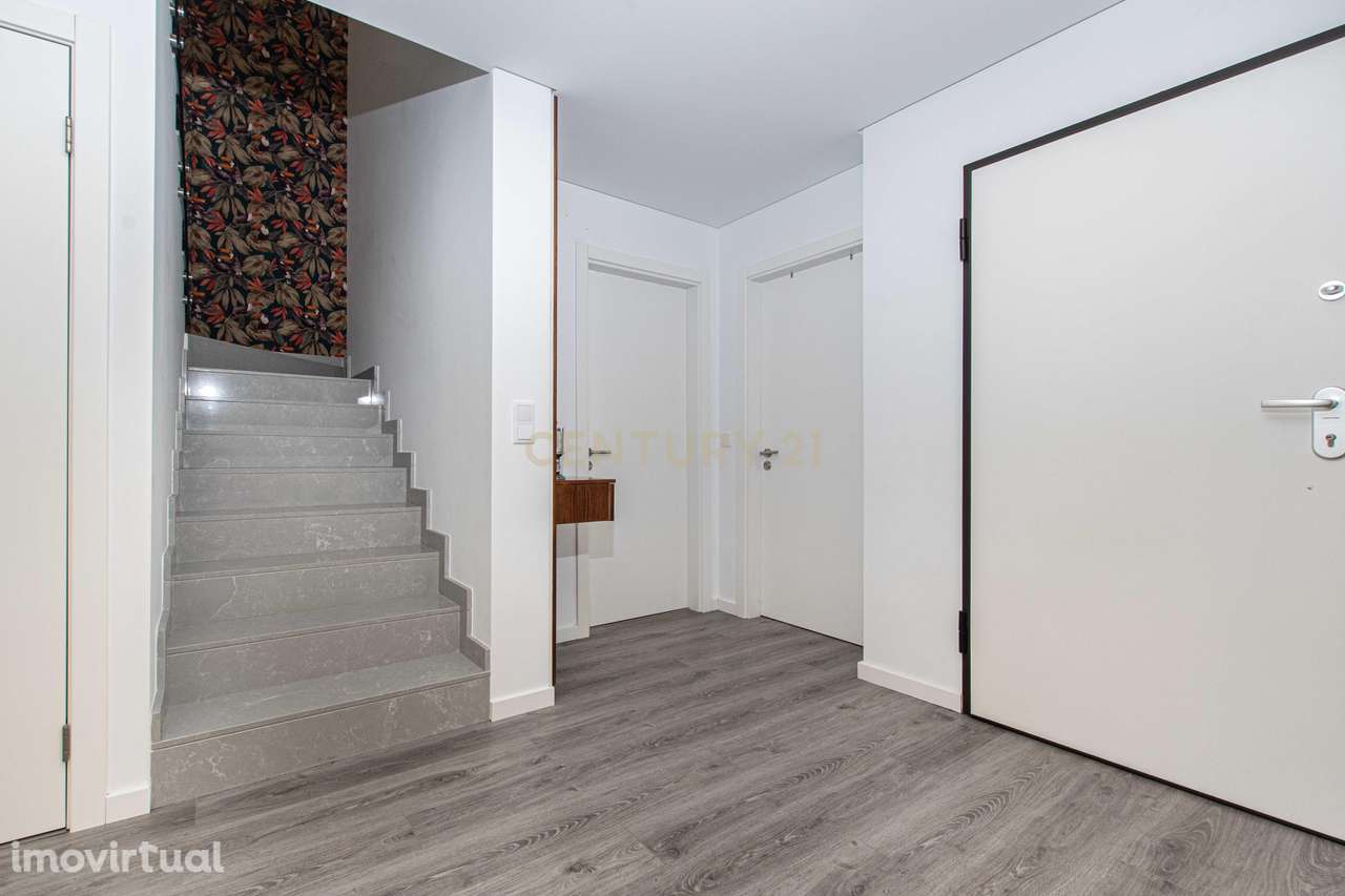 Moderna Moradia T4 em Fernão Ferro, Seixal - Grande imagem: 4/45