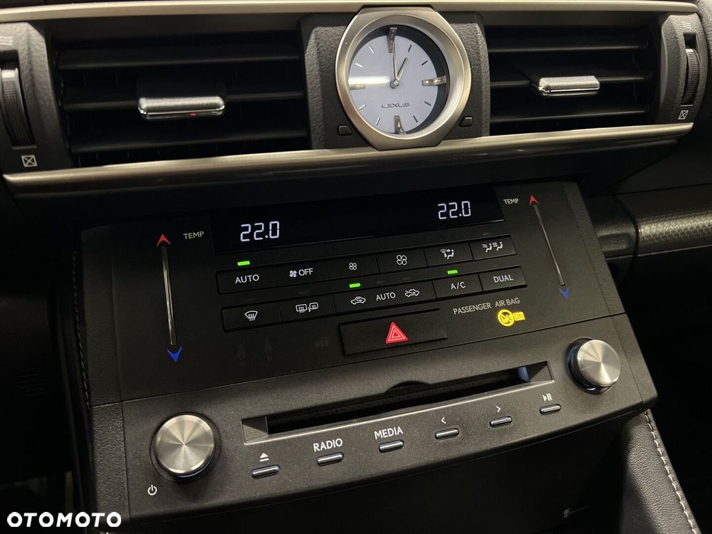 Lexus RC 200t / 300 F Sport - 24
