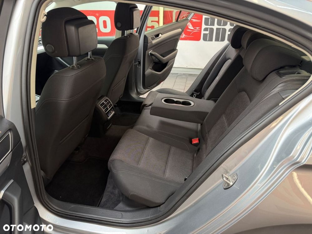 Volkswagen Passat - 33