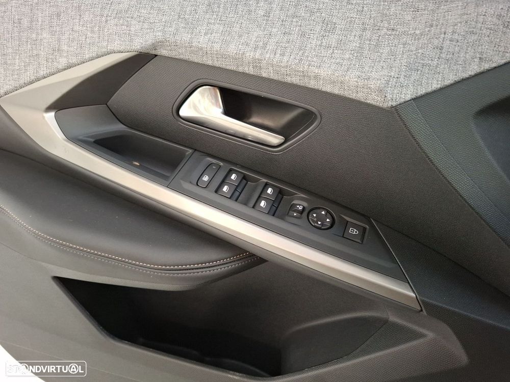 Peugeot 5008 1.2 Hybrid Allure e-DCS6 — fotografia 25