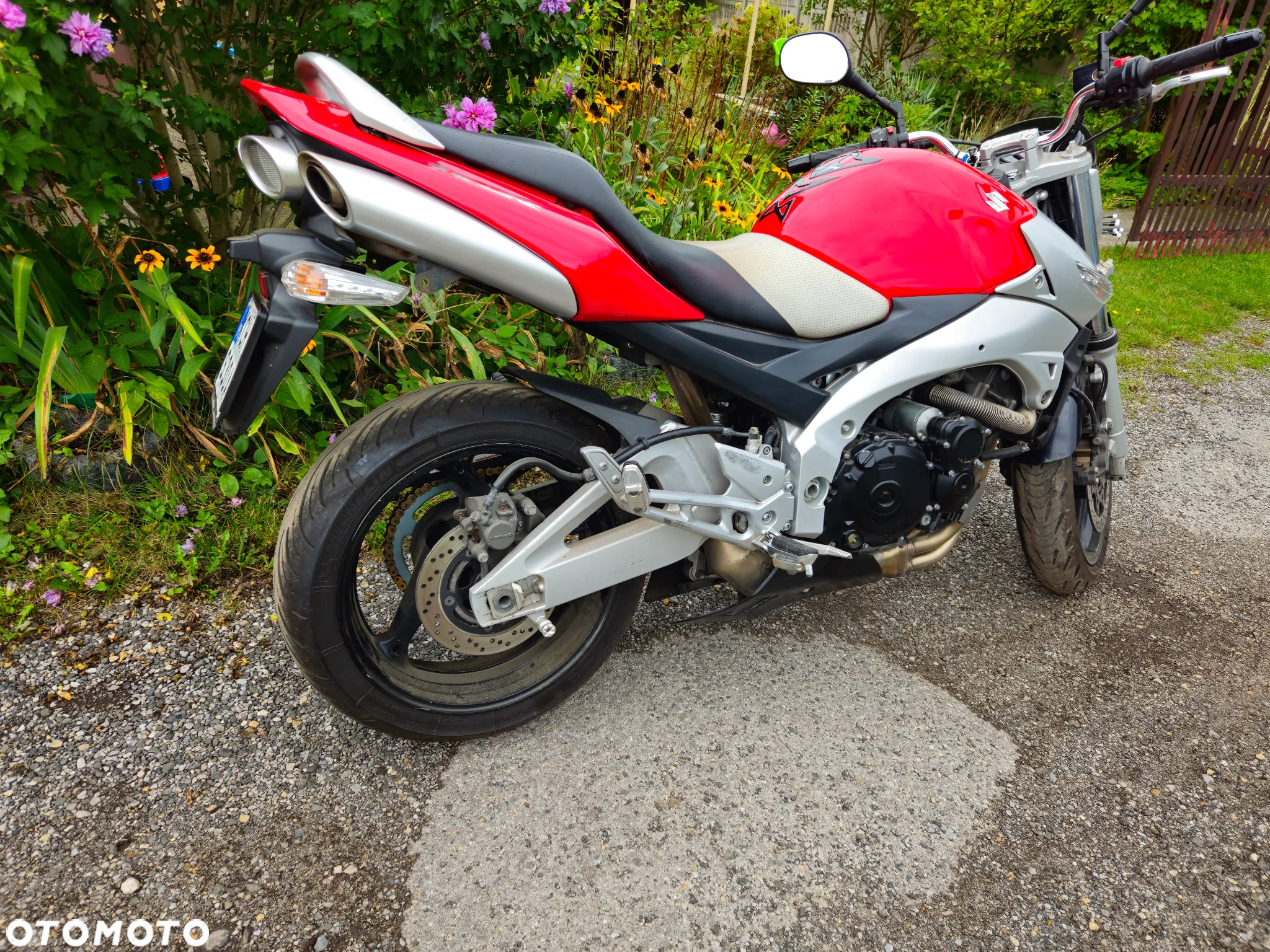 Suzuki GSR - 2