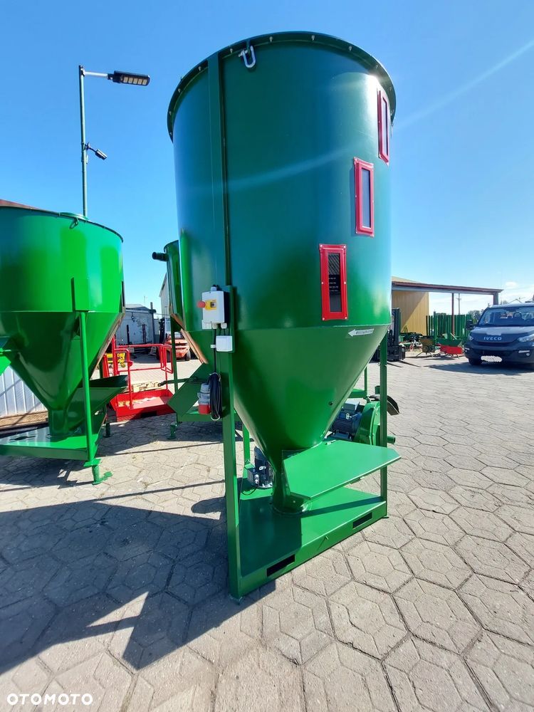 Mieszalnik pasz sypkich M-ROL H037/4 o pojemności 2000kg - 1